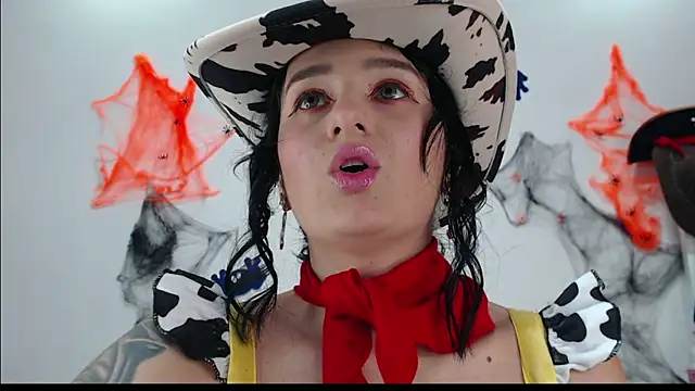 Snapshot of Sisirojas chatting on 10-31-25, 02:12 Sisirojas online show from 10-31-25, 02:12