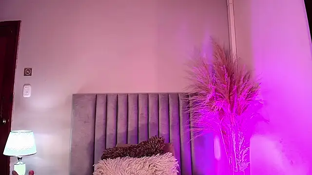 NoraDasilva online show from 09-10-25, 12:43