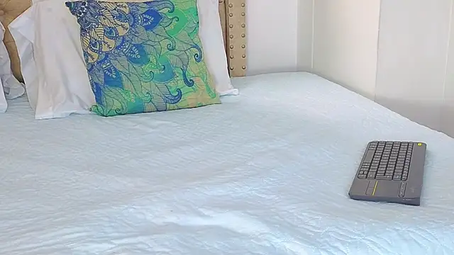 KeryHillson online show from 10-27-25, 01:48