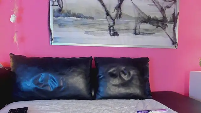 Snapshot of Tiffanysurez_ chatting on 10-30-25, 09:15 Tiffanysurez online show from 10-30-25, 09:15