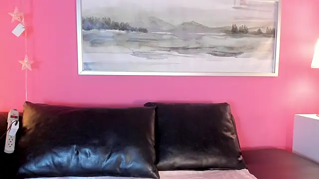 Snapshot of Tiffanysurez_ chatting on 11-21-25, 09:02 Tiffanysurez online show from 11-21-25, 09:02