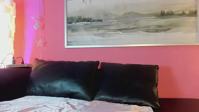 Snapshot of Tiffanysurez_ chatting on 11-25-25, 08:53 Tiffanysurez online show from 11-25-25, 08:53