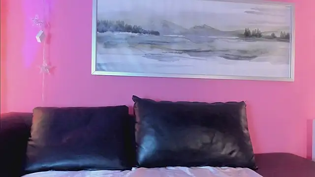 Snapshot of Tiffanysurez_ chatting on 11-28-25, 08:33 Tiffanysurez online show from 11-28-25, 08:33