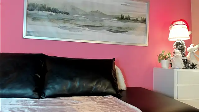 Snapshot of Tiffanysurez_ chatting on 12-17-25, 06:25 Tiffanysurez online show from 12-17-25, 06:25