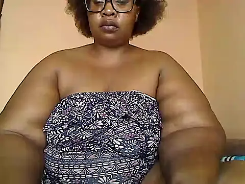 Snapshot of ZOQULUx chatting on 02-13-25, 07:35 ZOQULUx online show from 02-13-25, 07:35