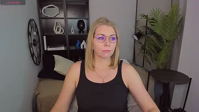 Annie Light online show from 03-21-25, 05:32