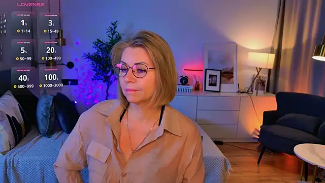 Snapshot of Annie_Light chatting on 06-24-26, 06:45 Annie Light online show from 06-24-26, 06:45