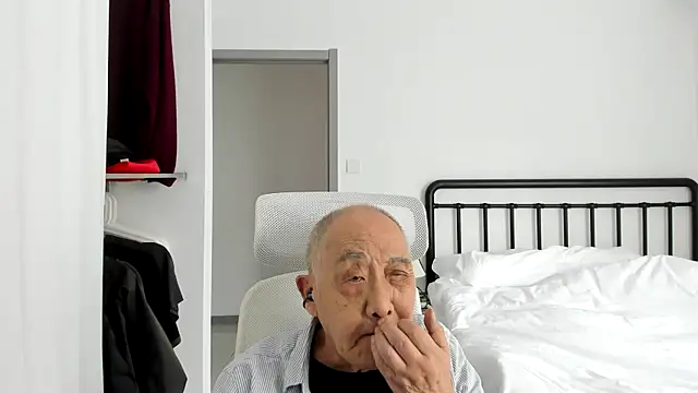 Snapshot of daver-man chatting on 10-23-25, 01:27 daver-man online show from 10-23-25, 01:27