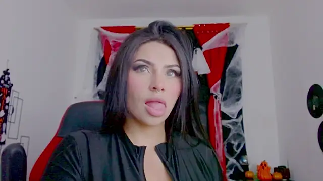 misslombana online show from 10-29-25, 06:04