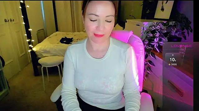 Snapshot of Brit_Housewife chatting on 02-23-26, 05:10 Brit Housewife online show from 02-23-26, 05:10