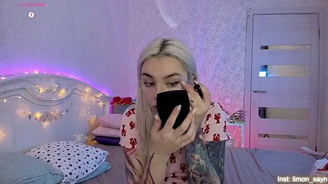 LillyMoure  online show from 10-09-25, 11:36