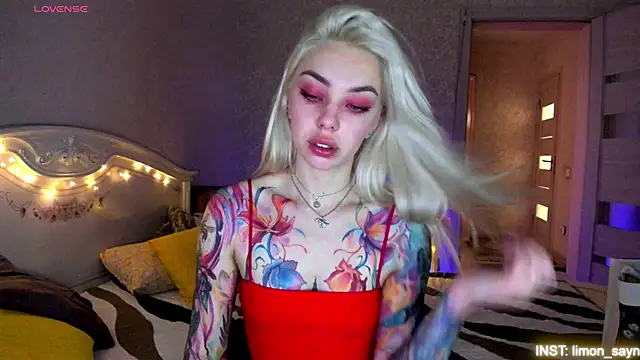 Snapshot of LillyMoure_ chatting on 06-16-26, 11:29 LillyMoure online show from 06-16-26, 11:29