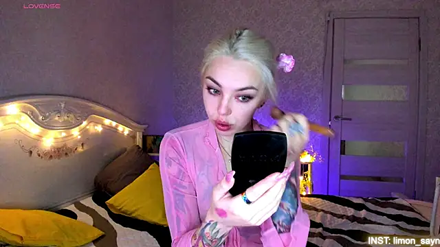 Snapshot of LillyMoure_ chatting on 06-18-26, 11:20 LillyMoure online show from 06-18-26, 11:20
