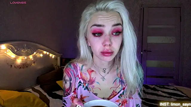 Snapshot of LillyMoure_ chatting on 06-22-26, 11:13 LillyMoure online show from 06-22-26, 11:13
