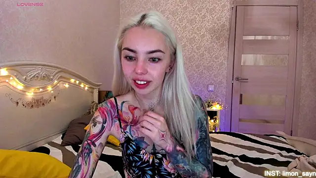 Snapshot of LillyMoure_ chatting on 06-29-26, 04:08 LillyMoure online show from 06-29-26, 04:08