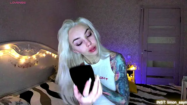 Snapshot of LillyMoure_ chatting on 07-17-26, 11:09 LillyMoure online show from 07-17-26, 11:09