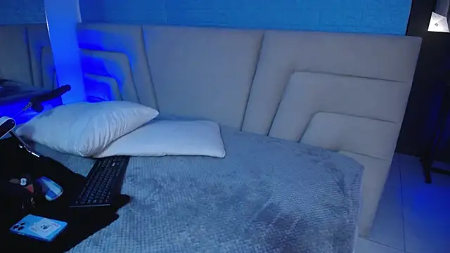 Snapshot of Miss_Loise chatting on 10-11-25, 04:01 Miss Loise online show from 10-11-25, 04:01