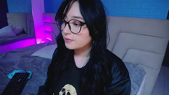 Snapshot of Miss_Loise chatting on 10-13-25, 01:27 Miss Loise online show from 10-13-25, 01:27