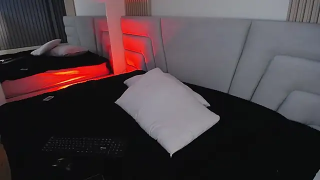 Snapshot of Miss_Loise chatting on 10-25-25, 03:47 Miss Loise online show from 10-25-25, 03:47