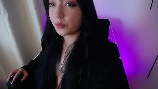 Snapshot of Miss_Loise chatting on 10-28-25, 04:05 Miss Loise online show from 10-28-25, 04:05