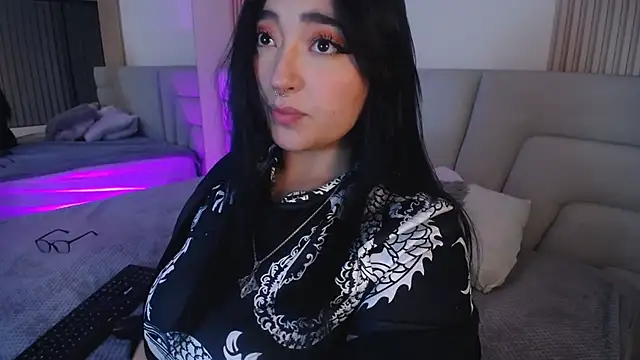 Snapshot of Miss_Loise chatting on 11-14-25, 02:54 Miss Loise online show from 11-14-25, 02:54