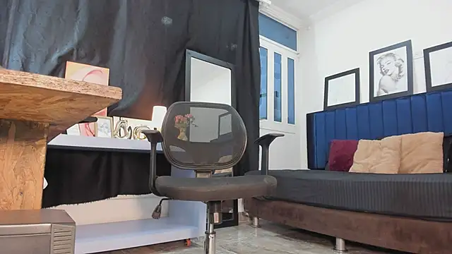 Snapshot of ElizabethBell_ chatting on 02-14-26, 04:20 ElizabethBell online show from 02-14-26, 04:20