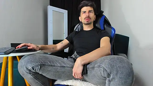 Snapshot of LiamCossio_ chatting on 01-10-25, 06:42 LiamCossio online show from 01-10-25, 06:42