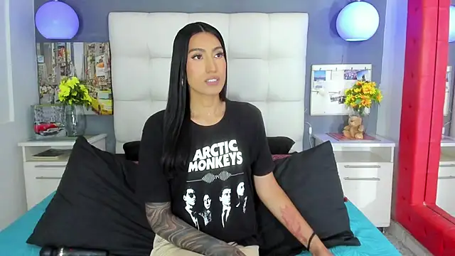 Snapshot of Taly_Fox chatting on 12-15-25, 09:19 Taly Fox online show from 12-15-25, 09:19