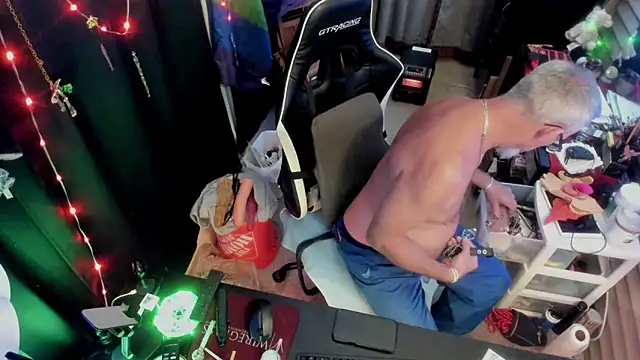 Snapshot of Daddysthick chatting on 11-28-25, 05:21 Daddysthick online show from 11-28-25, 05:21