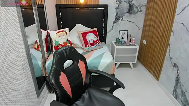 Snapshot of LORENADAVIES chatting on 11-25-25, 07:03 LORENADAVIES online show from 11-25-25, 07:03