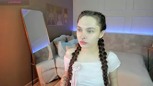 Snapshot of ChloeSunny chatting on 05-16-26, 02:16 ChloeSunny online show from 05-16-26, 02:16