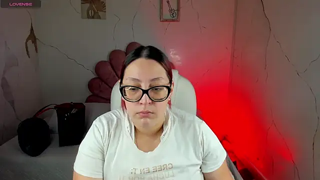 Snapshot of NiickyJones chatting on 02-11-26, 10:37 NiickyJones online show from 02-11-26, 10:37