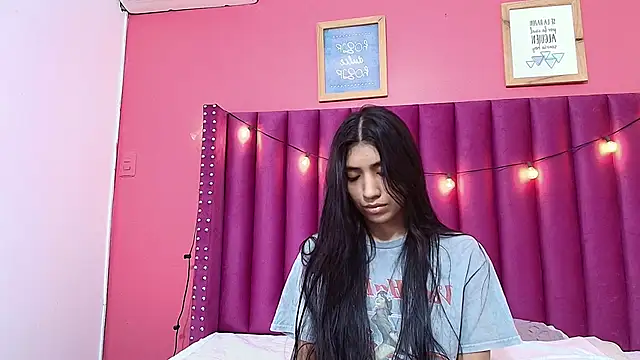 littlee emilyy  online show from 01-22-25, 09:02