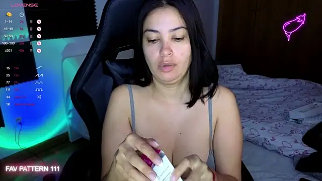 Snapshot of AnnaQueen chatting on 05-08-26, 02:17 AnnaQueen online show from 05-08-26, 02:17