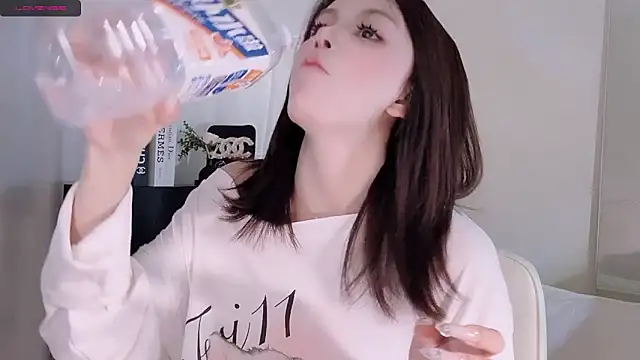 Snapshot of lvy-w chatting on 10-30-25, 05:42 lvy-w online show from 10-30-25, 05:42