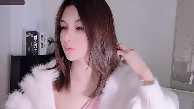 Snapshot of lvy-w chatting on 10-31-25, 12:06 lvy-w online show from 10-31-25, 12:06