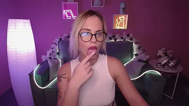 Snapshot of RikaRaily chatting on 12-19-24, 09:51 RikaRaily online show from 12-19-24, 09:51