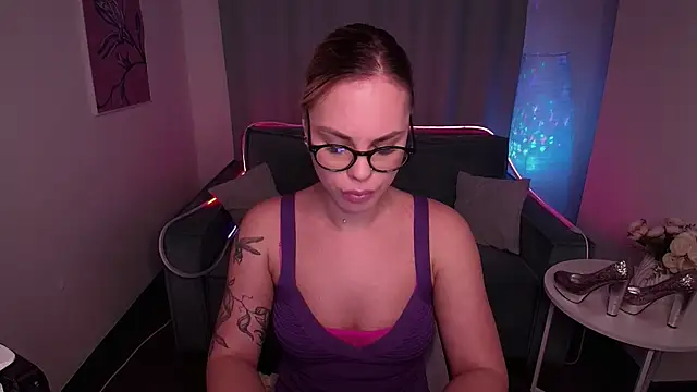 Snapshot of RikaRaily chatting on 03-19-25, 09:06 RikaRaily online show from 03-19-25, 09:06