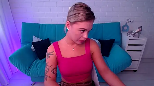 Snapshot of RikaRaily chatting on 09-21-25, 06:48 RikaRaily online show from 09-21-25, 06:48