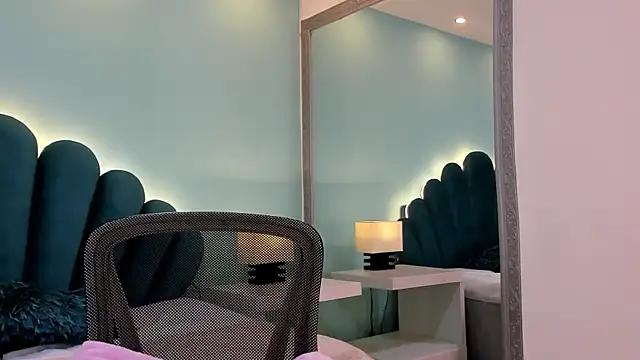 sharlott18 online show from 11-17-25, 12:55