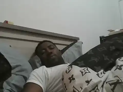 Snapshot of Tonton1988 chatting on 02-25-25, 10:26 Tonton1988 online show from 02-25-25, 10:26