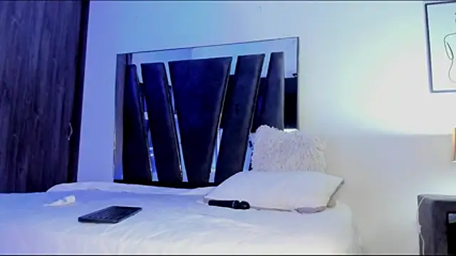 HollyEvanz online show from 02-03-26, 06:40