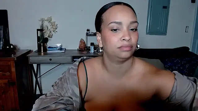 Snapshot of SashaEstrella chatting on 10-25-25, 06:43 SashaEstrella online show from 10-25-25, 06:43