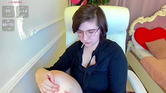 Snapshot of Lily_Marlin chatting on 05-08-26, 08:25 Lily Marlin online show from 05-08-26, 08:25