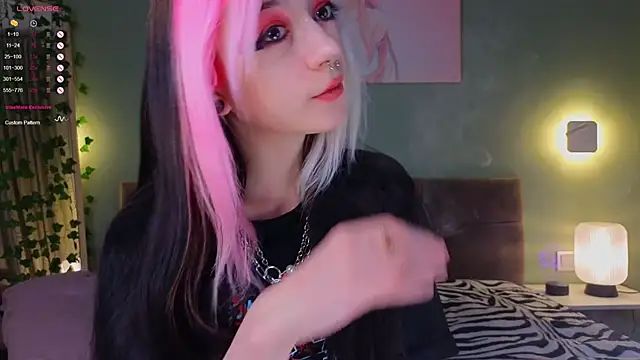 Snapshot of TristaRoht chatting on 12-19-24, 03:08 TristaRoht online show from 12-19-24, 03:08