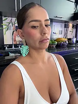 Snapshot of Mau_White chatting on 12-10-24, 08:16 Mau White online show from 12-10-24, 08:16