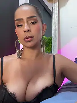 Snapshot of Mau_White chatting on 12-19-24, 10:53 Mau White online show from 12-19-24, 10:53