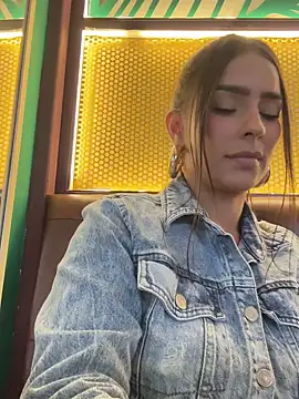 Snapshot of Mau_White chatting on 12-26-24, 09:47 Mau White online show from 12-26-24, 09:47