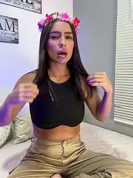 Snapshot of Mau_White chatting on 01-01-25, 12:53 Mau White online show from 01-01-25, 12:53