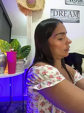 Snapshot of Mau_White chatting on 02-05-25, 06:04 Mau White online show from 02-05-25, 06:04